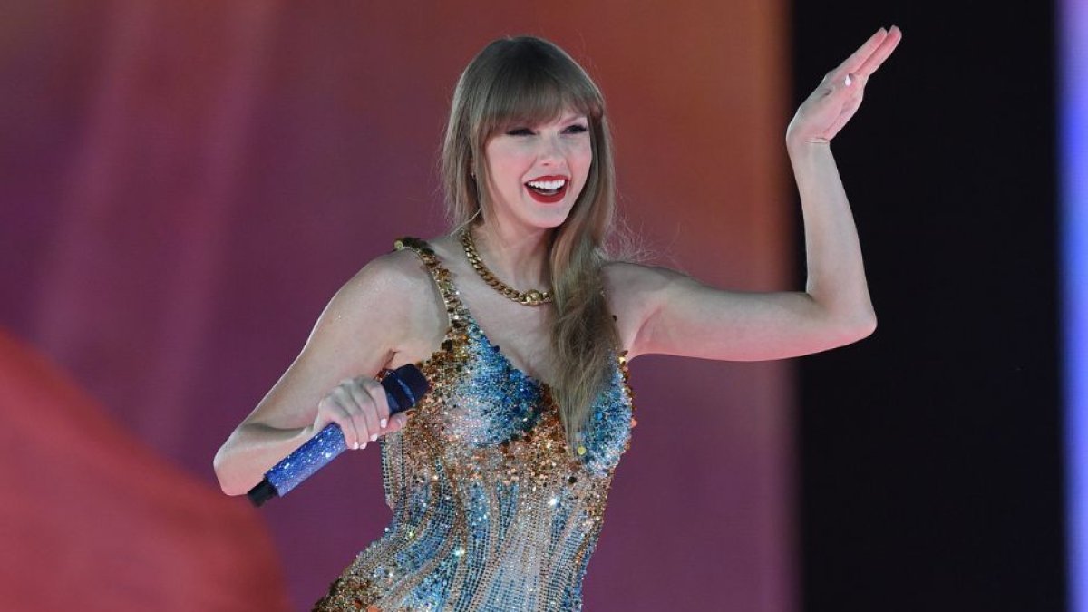 La cantante Taylor Swift durante el concierto que ofreció como parte del 'Eras Tour' el 23 de febrero de 2024 en Singapur. La artista entró a formar parte del listado de multimillonarios del mundo de la revista Forbes en abril de 2024.