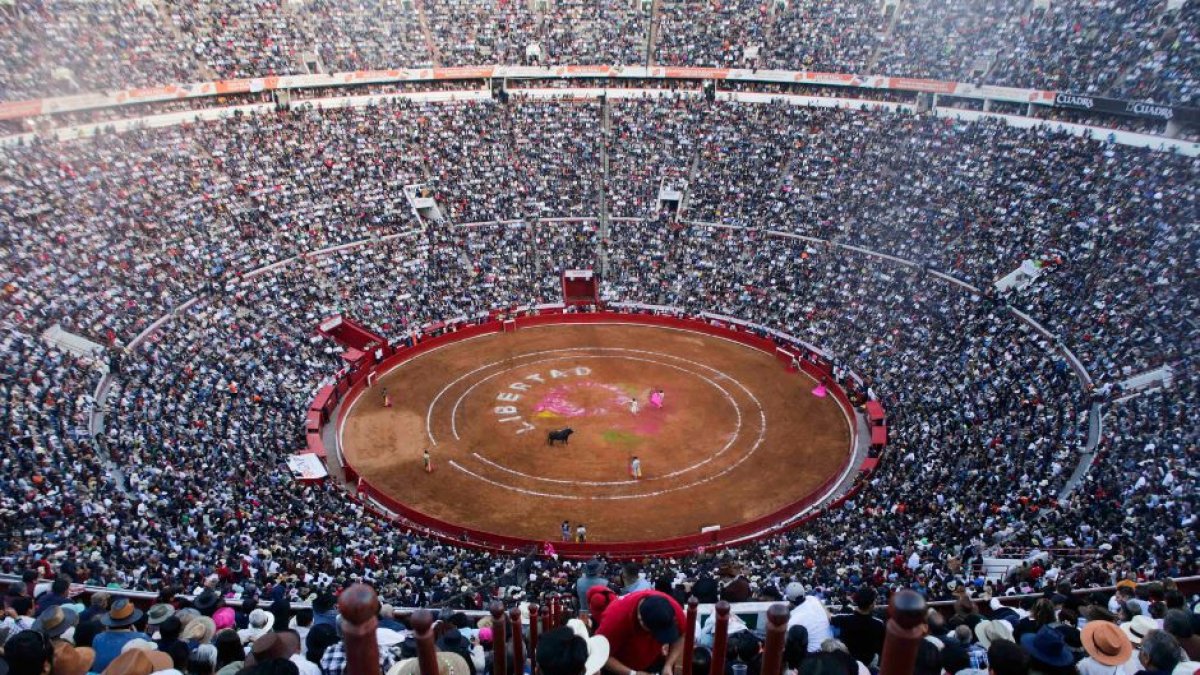 La plaza de toros de México, llena a rebosar.