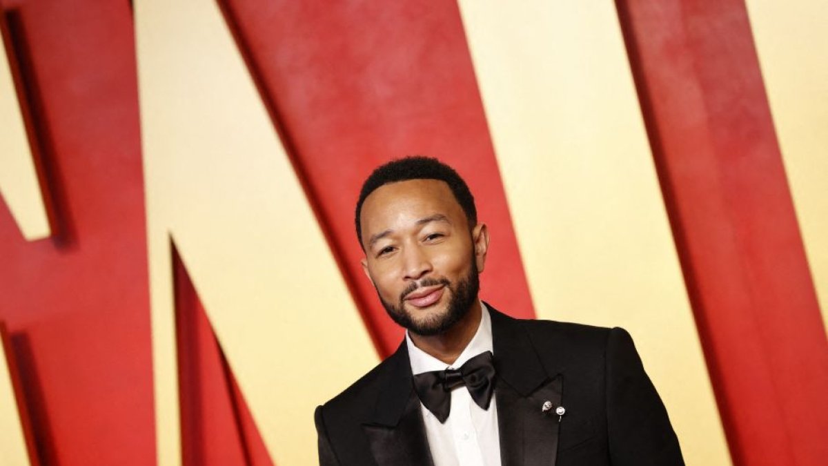 El cantante John Legend asiste a la fiesta de los Oscar de Vanity Fair en el Centro Wallis Annenberg para las Artes Escénicas en Beverly Hills, California