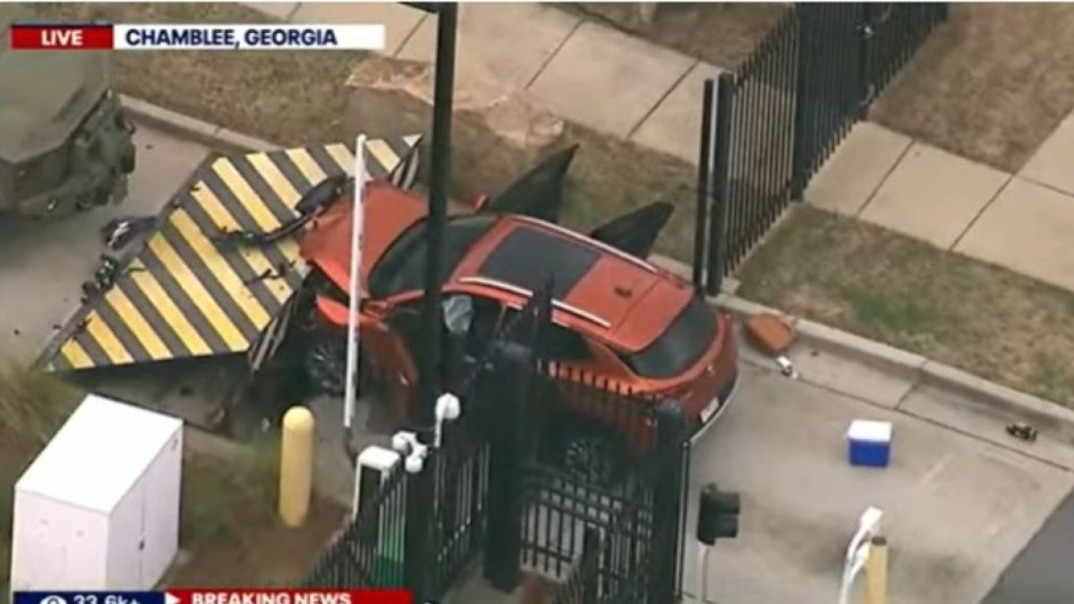 Conductor arrestado después de que un automóvil embistiera la puerta de la oficina del FBI en Atlanta