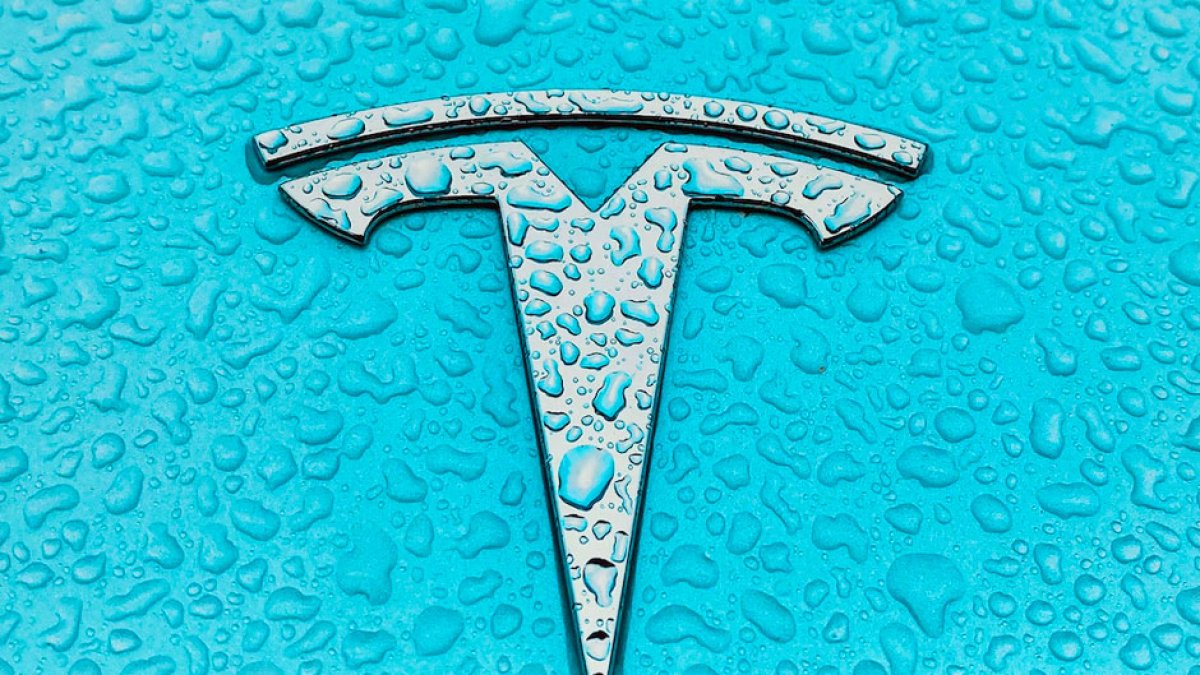 Logo de Tesla, la empresa de Elon Musk que podría cambiar su base legal a Texas.