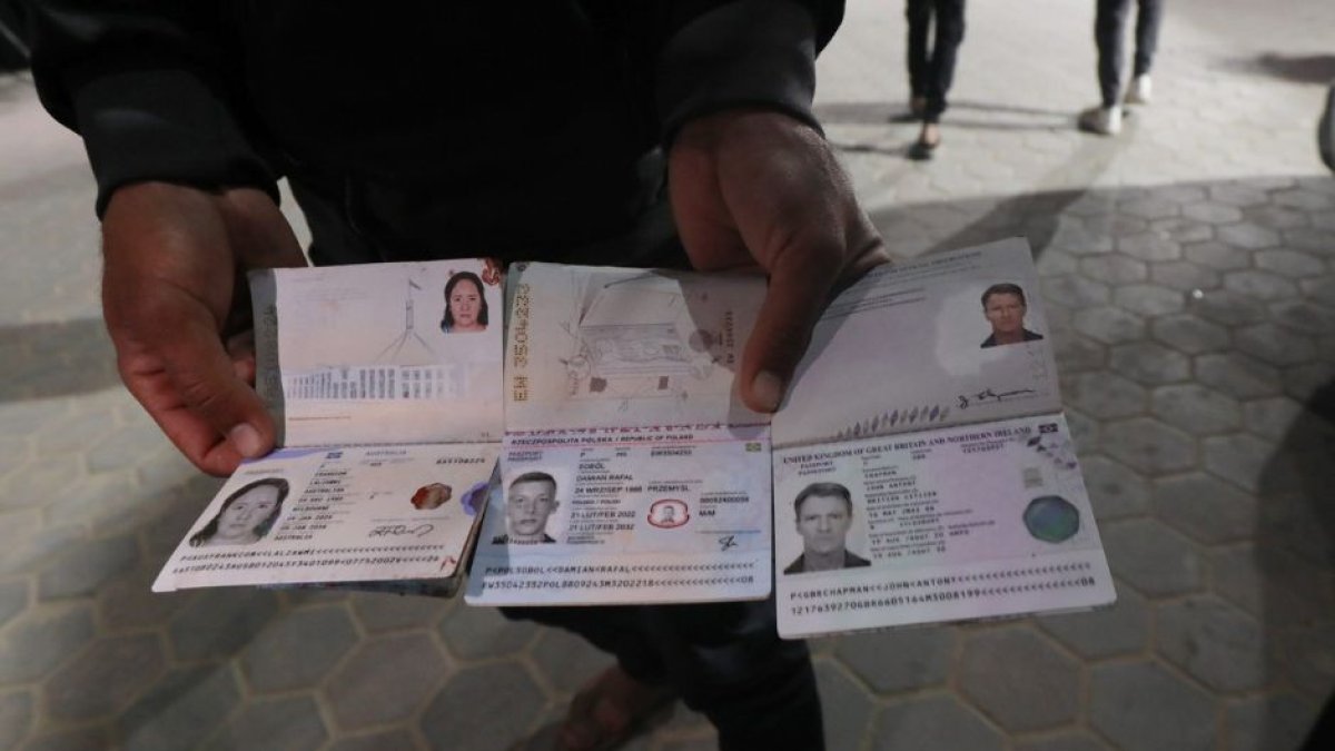 Un oficial muestra los pasaportes de varios de los cooperantes de WCK fallecidos en el ataque en Gaza