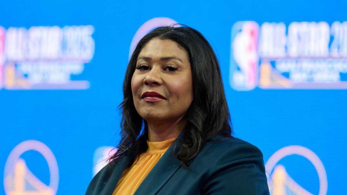 La alcaldesa de San Francisco, London Breed, escucha durante una rueda de prensa para anunciar la selección de los Golden State Warriors y el Área de la Bahía de San Francisco como sede del Partido de las Estrellas de la NBA de 2025 en el Chase Center.