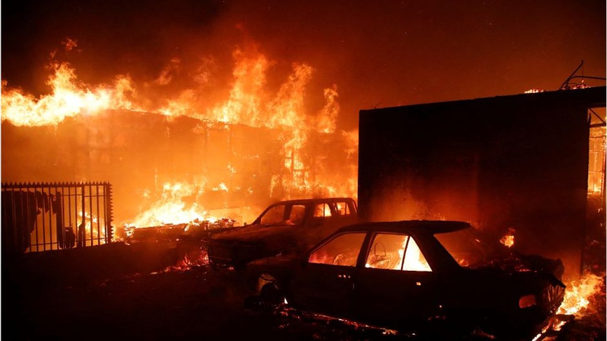 Vehículos y viviendas arden durante un incendio en Viña del Mar, Chile, el 2 de febrero de 2024.