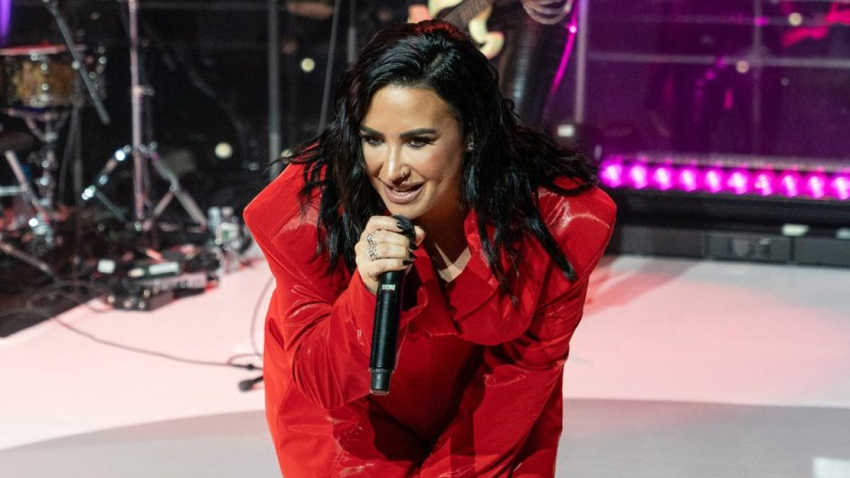 Demi Lovato interpretando 'Heart Attack' durante la gala organizada en Nueva York el 31 de enero por la American Heart Association titulada 'Red for Women Red Dress Collection Concert'.