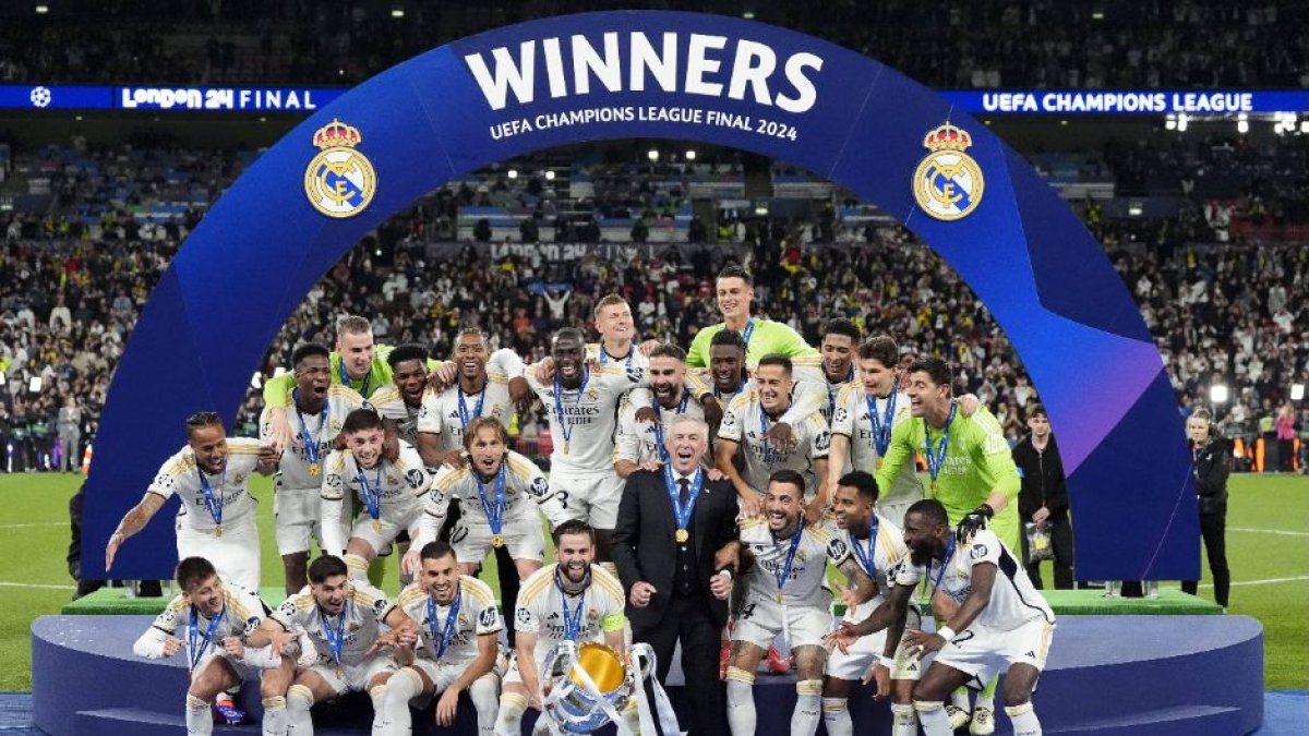 Nacho Fernández, del Real Madrid, levanta el trofeo mientras celebra ganar la final de la Liga de Campeones de la UEFA en el estadio de Wembley en Londres. Fecha de la foto: Sábado 1 de junio de 2024.