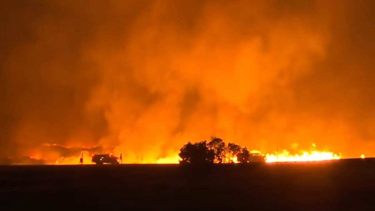 Captura de pantalla de un video del canal KRON 4 que muestra el incendio del Corral en California el 2 de junio de 2024.