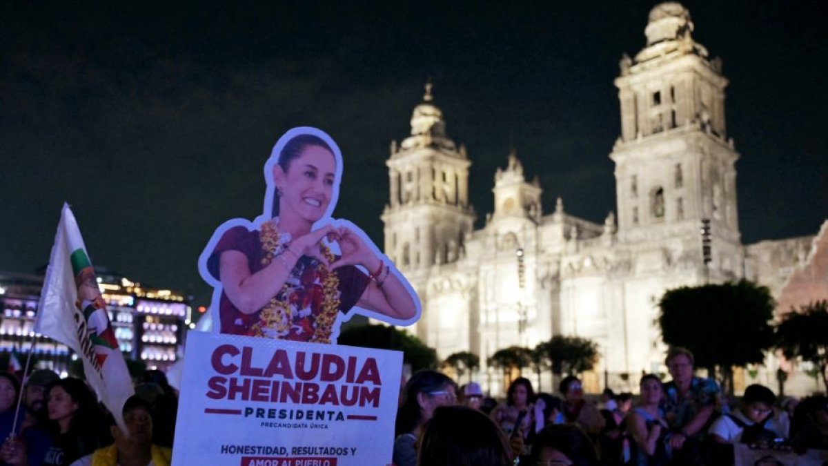 Simpatizantes de la candidata a la presidencia de México por el partido Morena, Claudia Sheinbaum, la esperan en la Plaza del Zócalo el día de las elecciones en Ciudad de México, el 2 de junio de 2024.