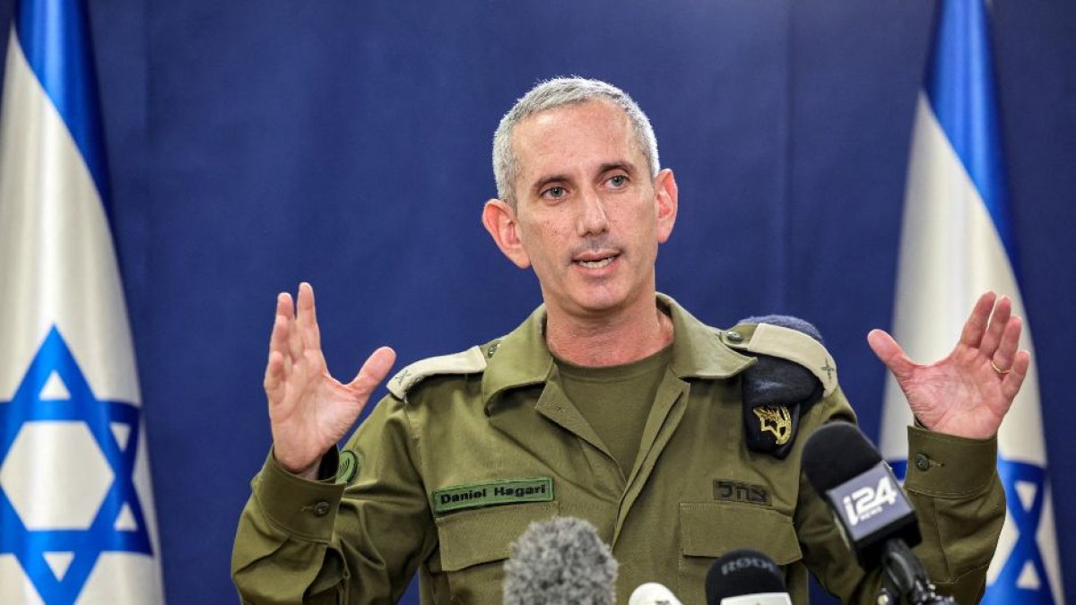 El portavoz del ejército israelí, el contralmirante Daniel Hagari, habla con la prensa desde The Kirya