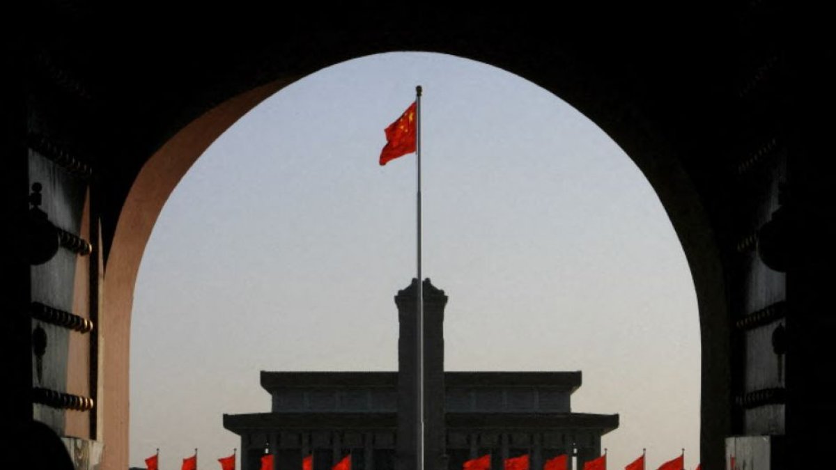 Los turistas caminan por la Puerta de Tiananmen en Beijing