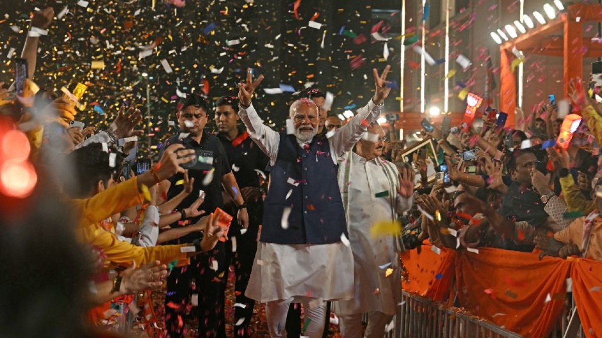 El primer ministro indio, Narendra Modi (C), muestra el signo de la victoria a su llegada a la sede del Partido Bharatiya Janata (BJP) para celebrar la victoria del partido en las elecciones generales del país, en Nueva Delhi, el 4 de junio de 2024. Modi reivindicó la victoria electoral de su partido y sus aliados el 4 de junio, pero la oposición dijo haber 