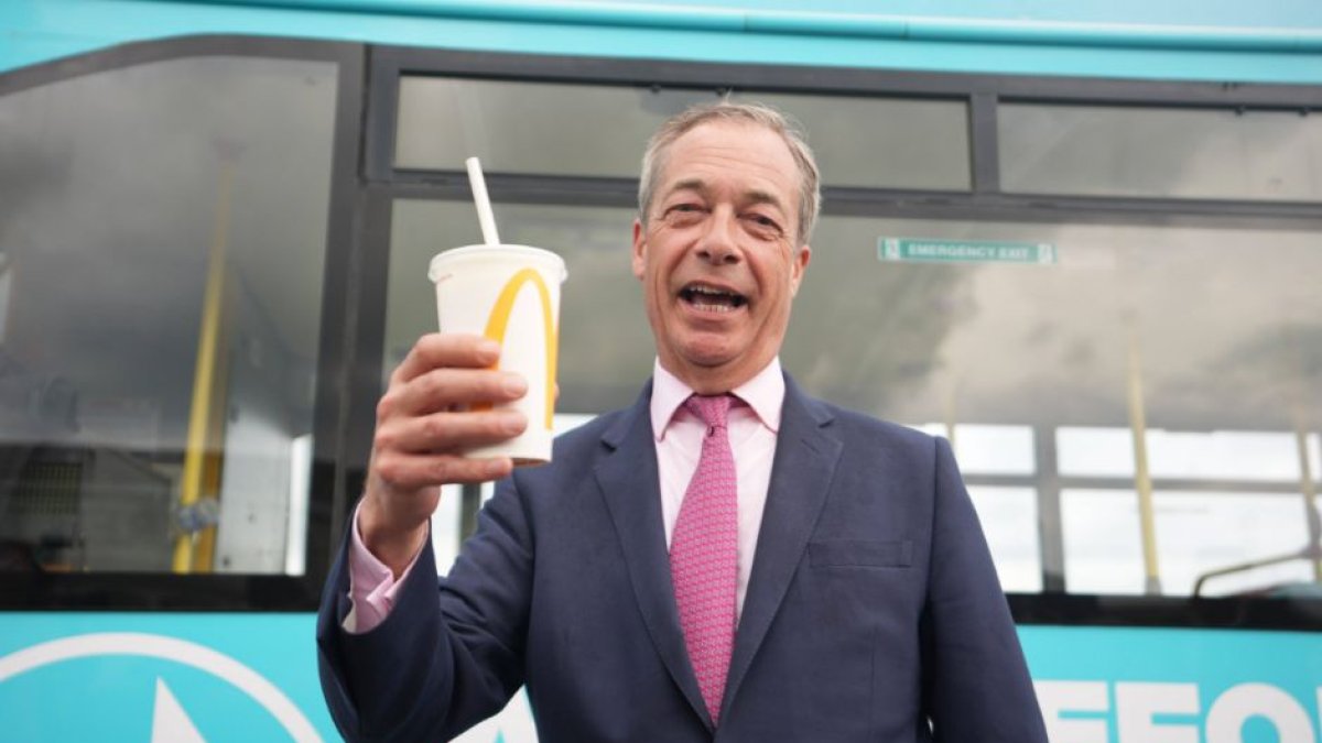 El líder de Reform UK, Nigel Farage, con un batido de plátano de McDonalds en Jaywick, Essex.