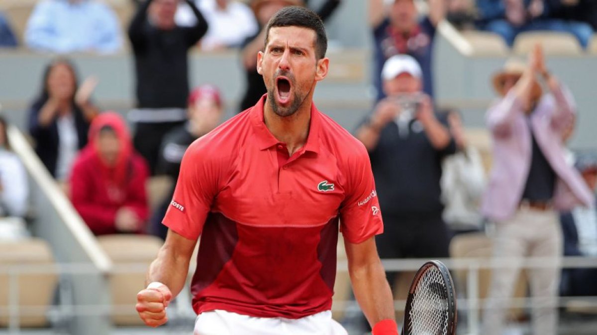 El campeón defensor Novak Djokovic (Serbia) celebra la victoria en el cuarto set contra F el 3 de junio de 2024 durante un torneo del Roland Garros. Un día después, el tenista se retiró debido a una lesión de rodilla.