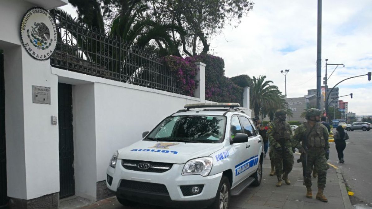 Policía de Ecuador irrumpe con fuerza en la embajada de México en Quito y detiene al exvicepresidente prófugo Jorge Glas