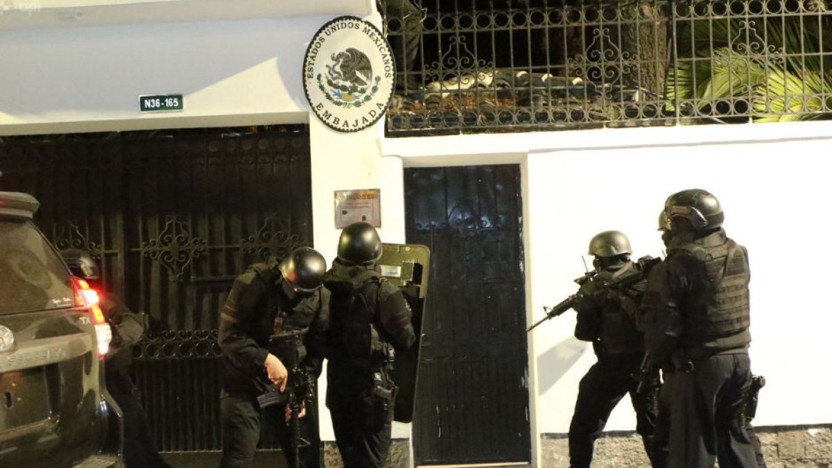 Fuerzas especiales de la policía ecuatoriana intentan irrumpir en la embajada de México en Quito para detener al ex vicepresidente de Ecuador Jorge Glas, el 5 de abril de 2024. El presidente de México, Andrés Manuel López Obrador, ordenó el 5 de abril de 2024 la 