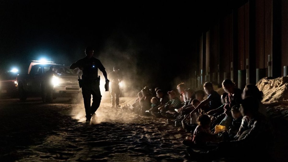 Agentes de la Patrulla Fronteriza en Yuma vigila a un grupo de inmigrantes ilegales detenidos,
