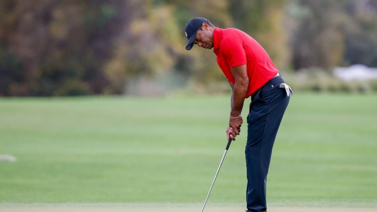 Tiger Woods concentrado dándole a la bola.