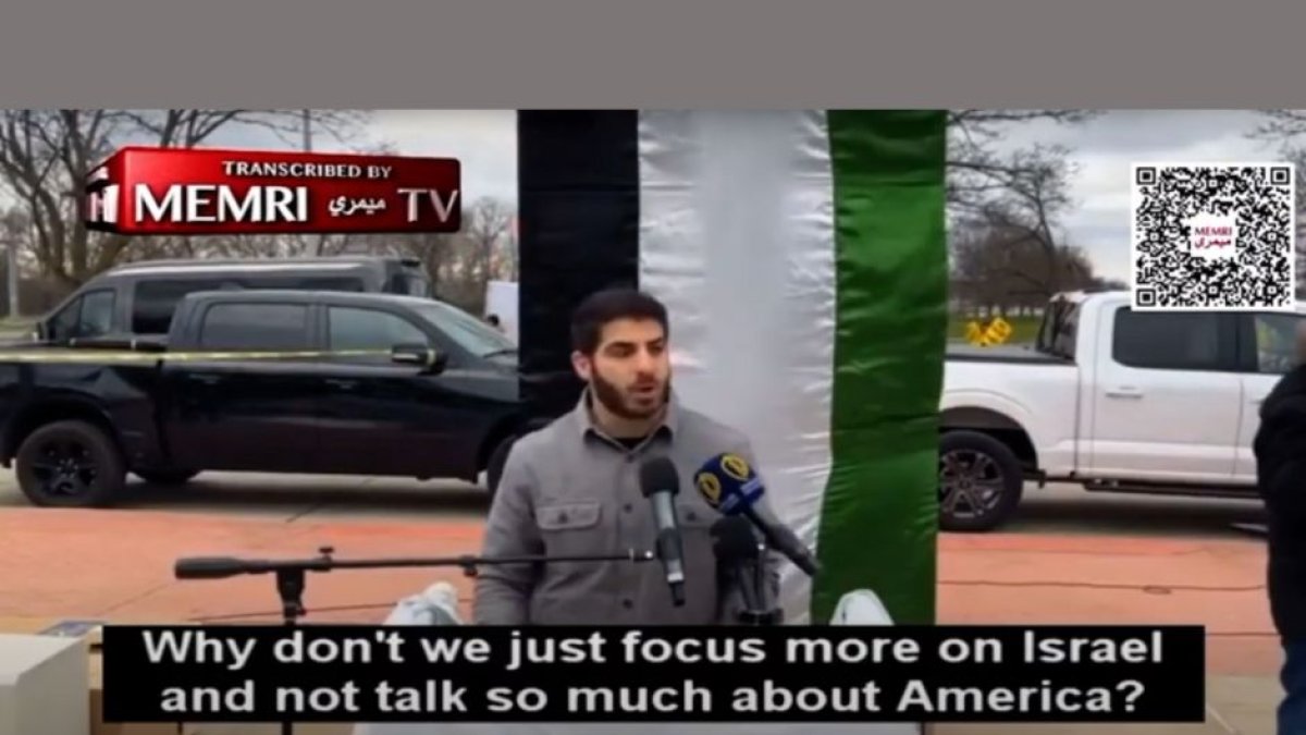 Captura de pantalla del video proporcionado por MEMRI en la que se realiza una protesta en Dearborn al grito de 