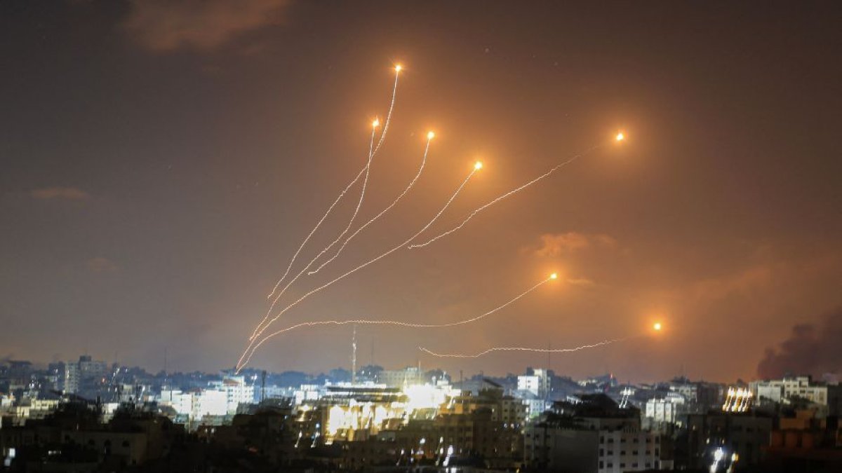 El sistema de defensa antiaérea israelí Cúpula de Hierro intercepta cohetes lanzados desde Gaza el 11 de octubre de 2023