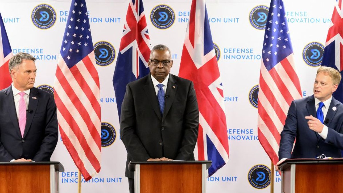 Los secretarios de Defensa de Reino Unido y Estados Unidos y el primer ministro de Defensa de Australia, durante una reunión.