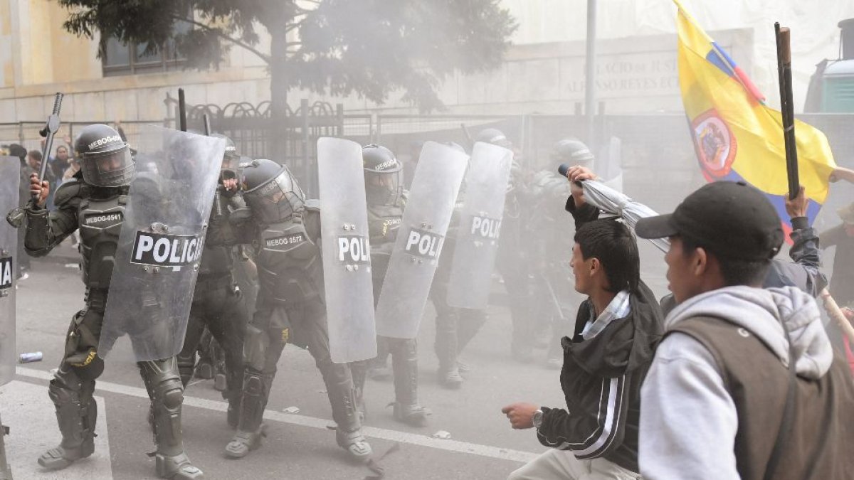 Agentes de la policía antidisturbios chocan con manifestantes durante una manifestación de apoyo al presidente colombiano Gustavo Petro en Bogotá el 8 de febrero de 2024.