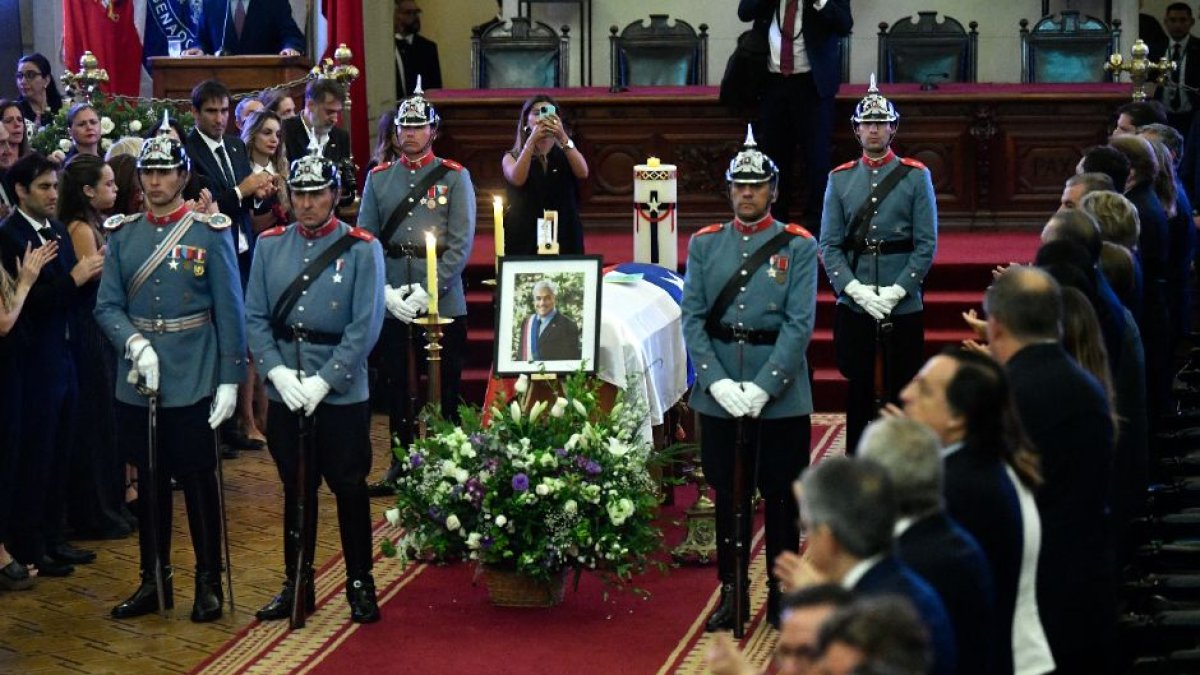 Carabineros custodian el ataúd del fallecido expresidente Sebastián Piñera durante su funeral
