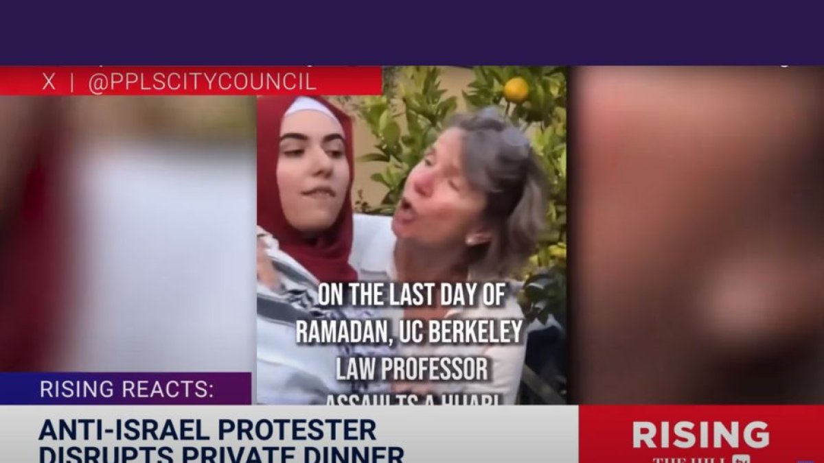 Captura de pantalla de un vídeo publicado en The Hill mostrando el momento en el que una estudiante propalestina protestó por la situación en Gaza durante una cena que ofrecía un decano judío.