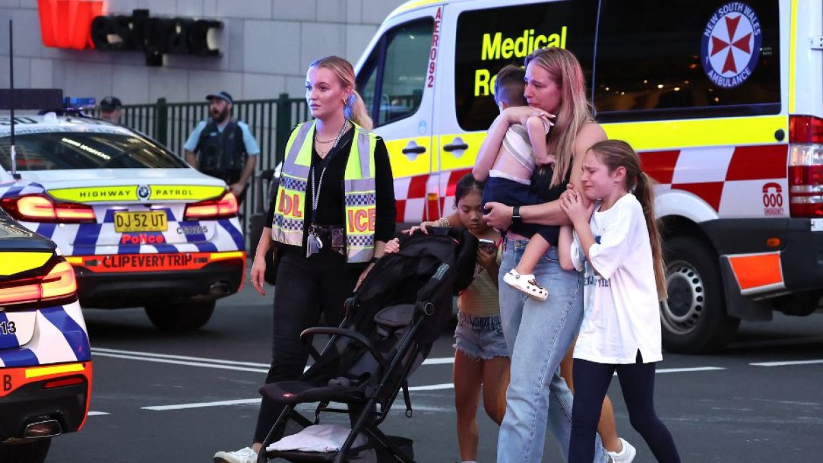 Familias salen del centro comercial Westfield Bondi Junction tras un incidente con arma blanca en Sídney el 13 de abril de 2024.