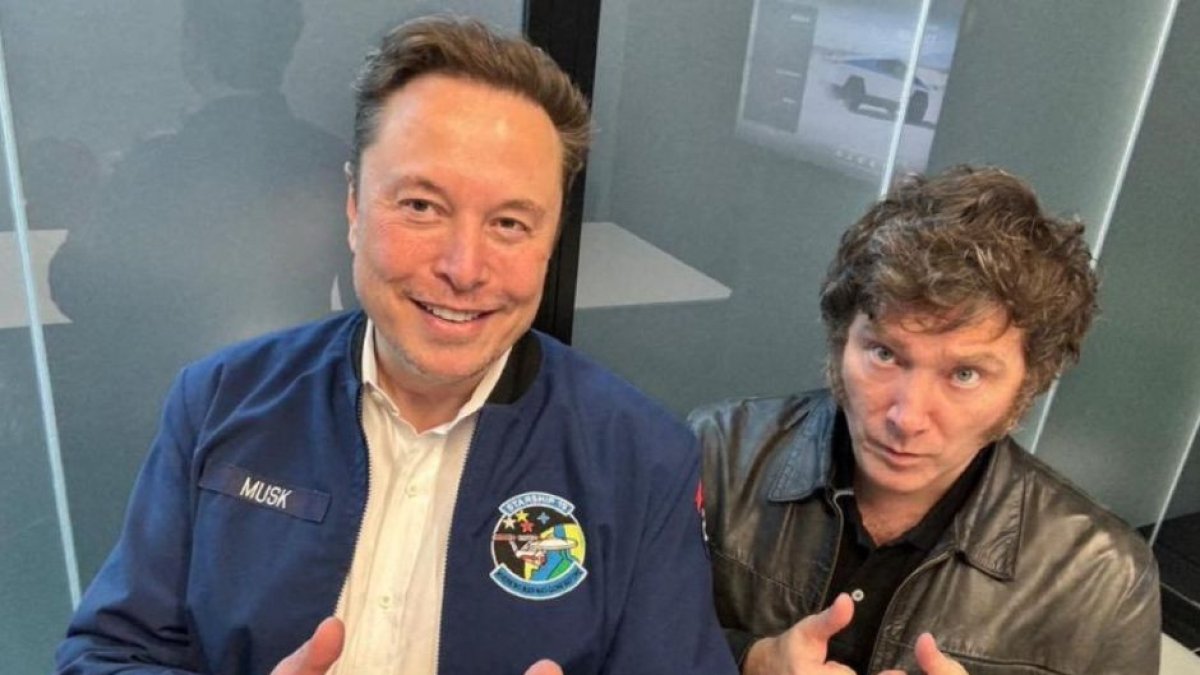 Esta foto difundida por la Presidencia argentina muestra al presidente de Argentina, Javier Milei (d), y al consejero delegado de Tesla, Elon Musk (i), posando para una foto durante la visita de Milei a la fábrica de Tesla en Austin, Estados Unidos, el 12 de abril de 2024.
