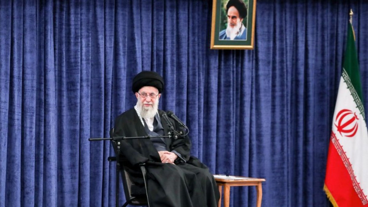 Una fotografía proporcionada por la oficina del líder supremo de Irán, el ayatolá Ali Jamenei