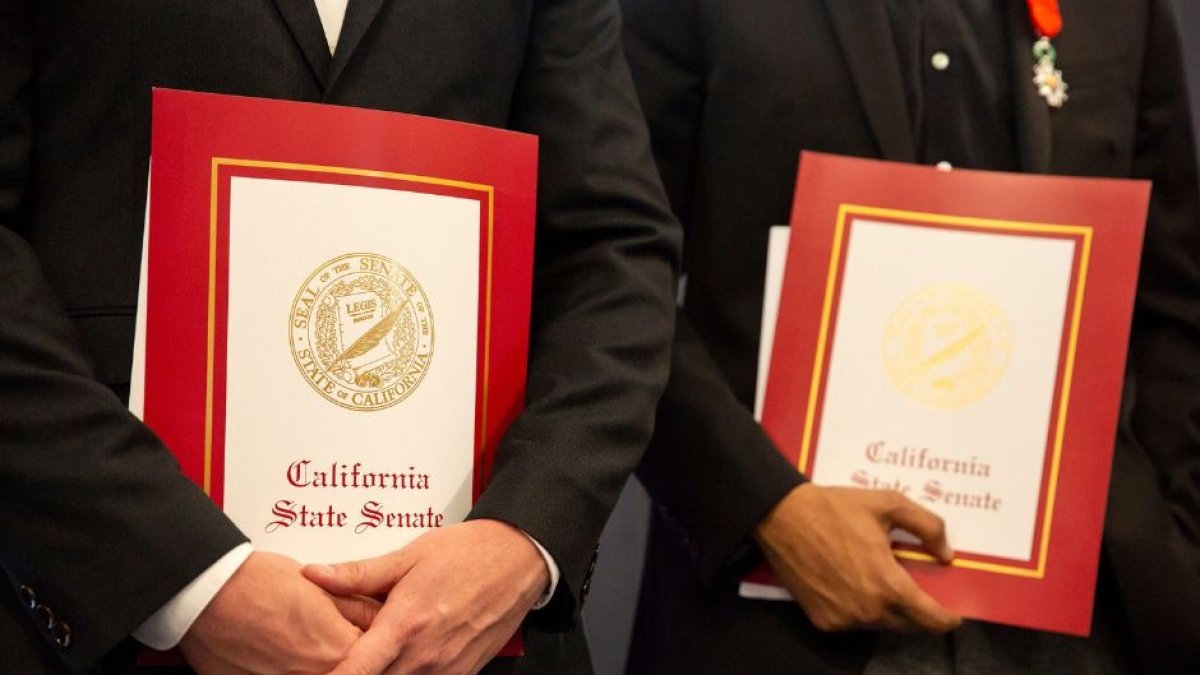 Imagen con carpetillas del Senado estatal de California.