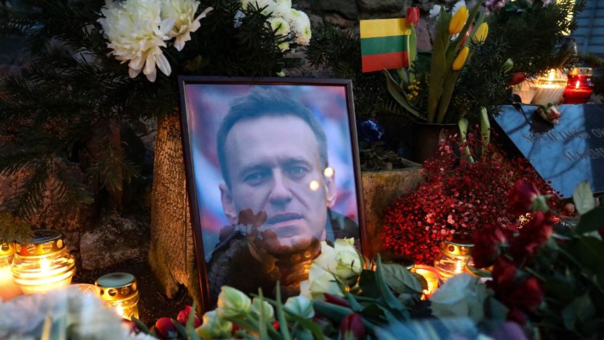 Flores y una fotografía del fallecido líder de la oposición rusa Alexei Navalny se encuentran en un monumento improvisado