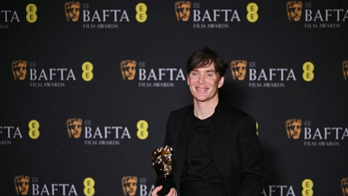 El actor irlandés Cillian Murphy posa con el premio al Mejor actor principal por su papel en 'Oppenheimer' durante la ceremonia de los Premios BAFTA