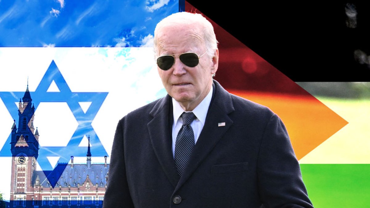 Joe Biden con las banderas de Israel y Palestina de fondo. Se trata de un montaje.