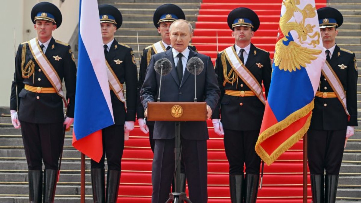 El presidente de Rusia, Vladimir Putin, con miembros de la Guardia Nacional rusa.