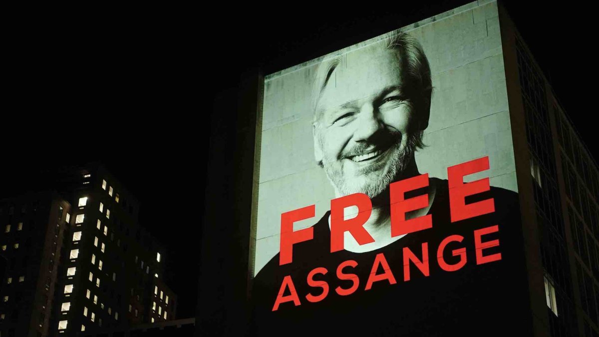 La imagen de Julian Assange proyectada en el centro de Londres.