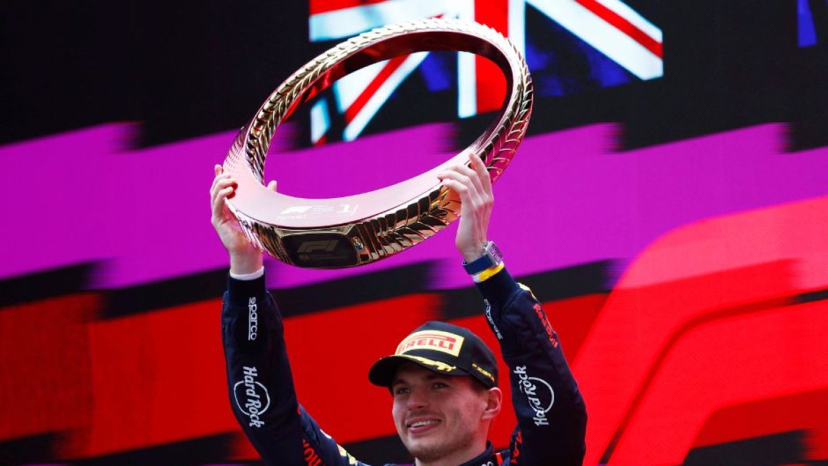 Max Verstappen, levantando el trofeo de campeón del Gran Premio de China de Fórmula 1.