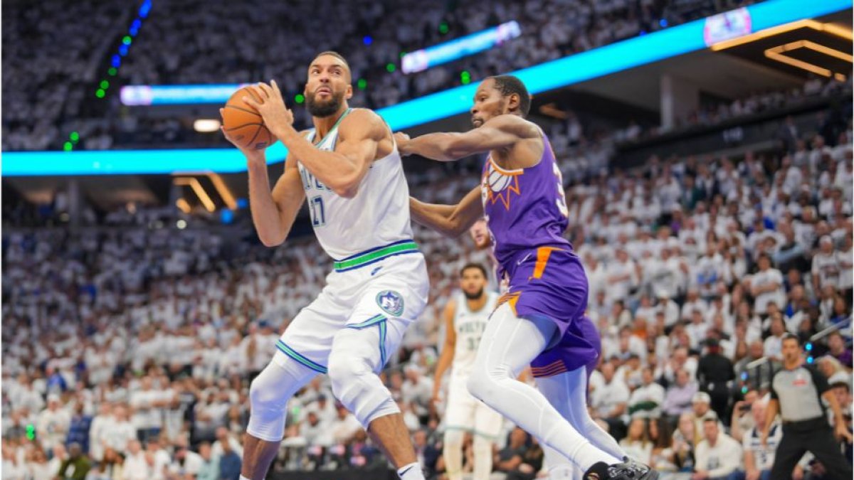 23 de abril de 2024; Minneapolis, Minnesota, EE.UU.; El alero de los Phoenix Suns Kevin Durant (35) defiende contra el pívot de los Minnesota Timberwolves Rudy Gobert (27) en el cuarto cuarto durante el segundo partido de la primera ronda de los playoffs de la NBA 2024 en el Target Center.
