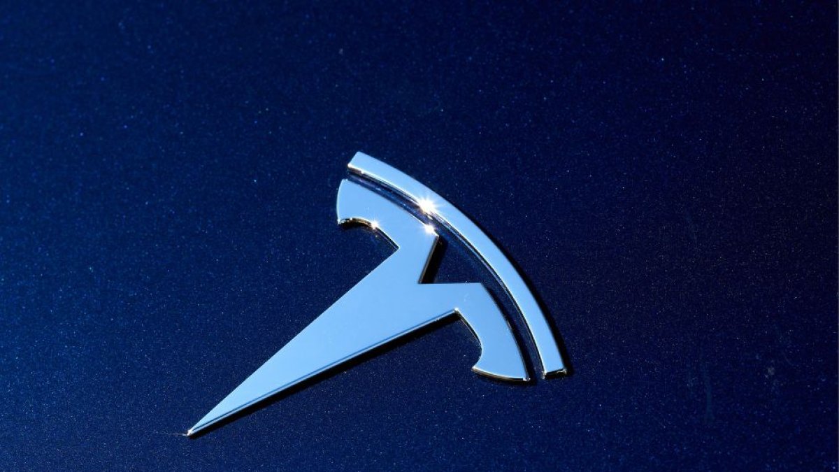 Imagen de un logo Tesla incrustada en uno de los vehículos eléctricos de la compañía.