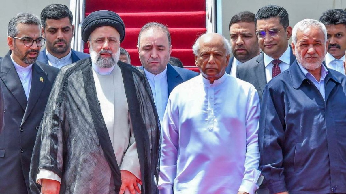 Primer Ministro de Sri Lanka muestra al presidente de Irán, Ebrahim Raisi (3L), caminando junto al primer ministro de Sri Lanka, Dinesh Gunawardena,