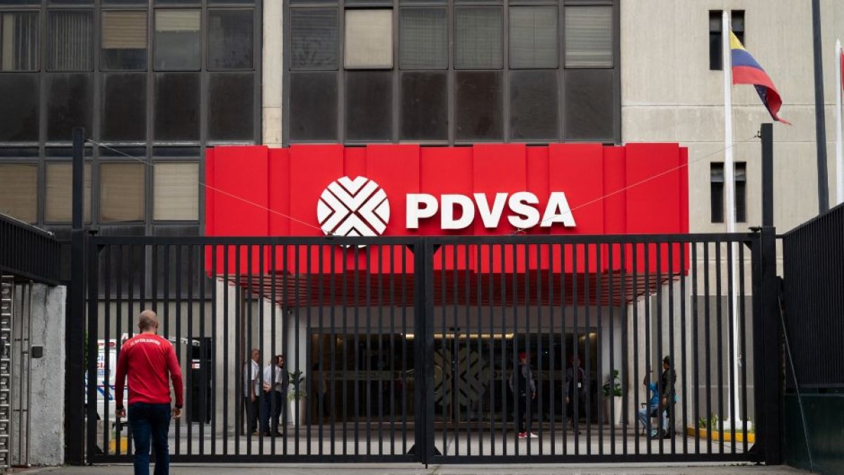 Vista de la entrada de la sede de Petróleos de Venezuela (PDVSA) en Caracas