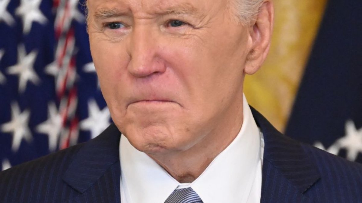 Joe Biden, hace una pausa durante su discurso ante un grupo bipartidista de gobernadores en el Salón Este de la Casa Blanca en Washington, DC, durante la Reunión de Invierno de la Asociación Nacional de Gobernadores.