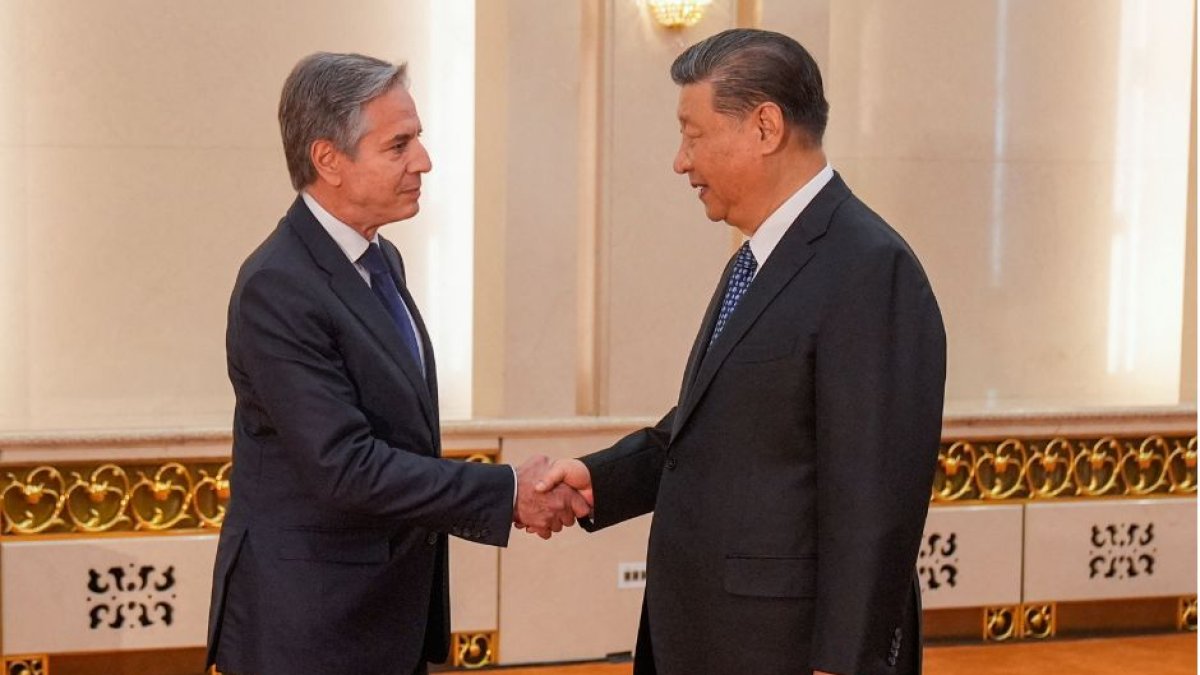Xi y Blinken se saludan en Pekín.
