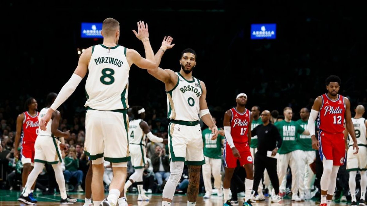 Los Boston Celtics derrotan a los Philadelphia 76ers y continúan liderando la Conferencia Este.