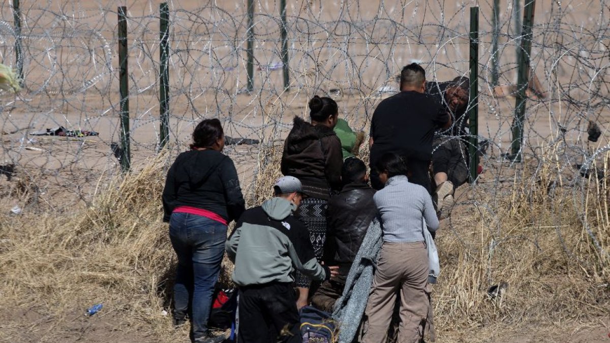 Migrantes cruzan la frontera |