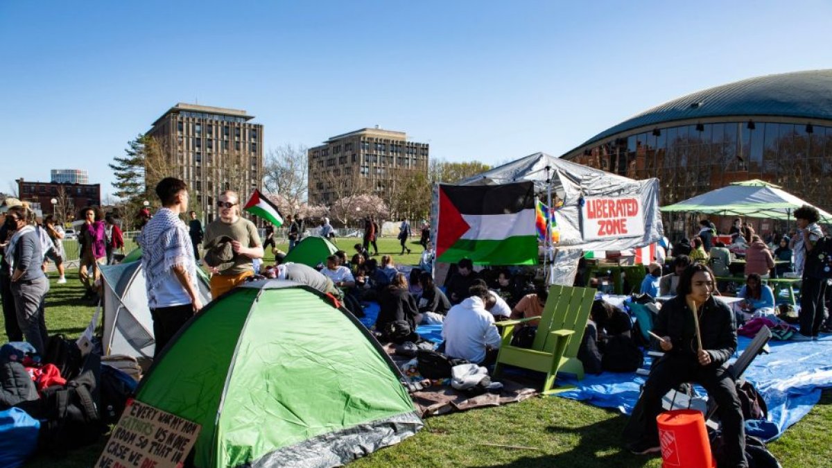 Manifestantes antiisraelíes de la Universidad de Harvard y el Instituto Tecnológico de Massachusetts (MIT)