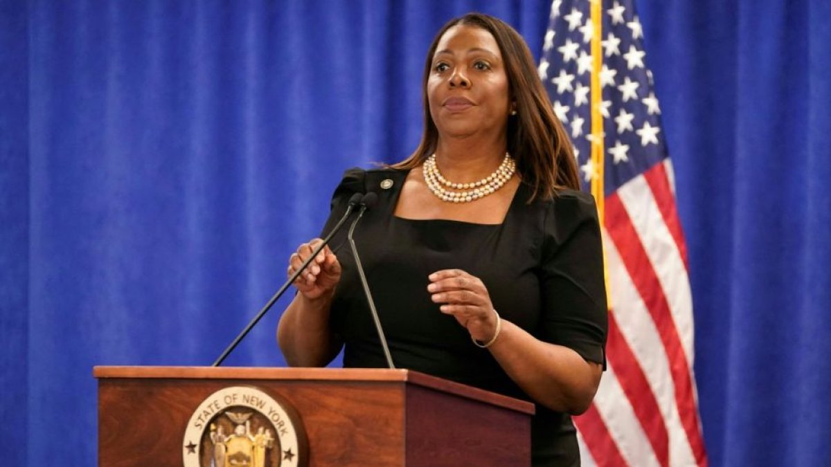 La fiscal general de Nueva York, Letitia James, habla durante una conferencia de prensa