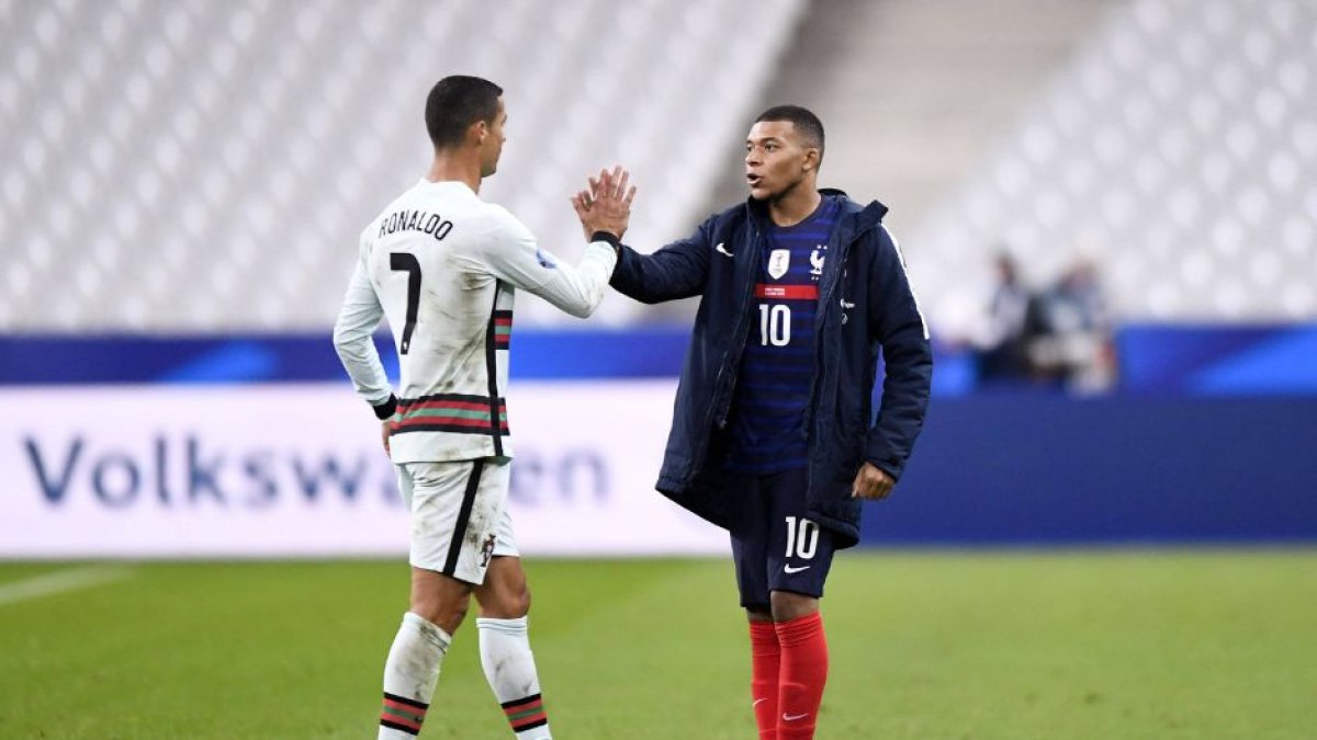 Los futbolistas Cristiano Ronaldo y Kylian Mbappé, durante un partido entre Portugal y Francia.