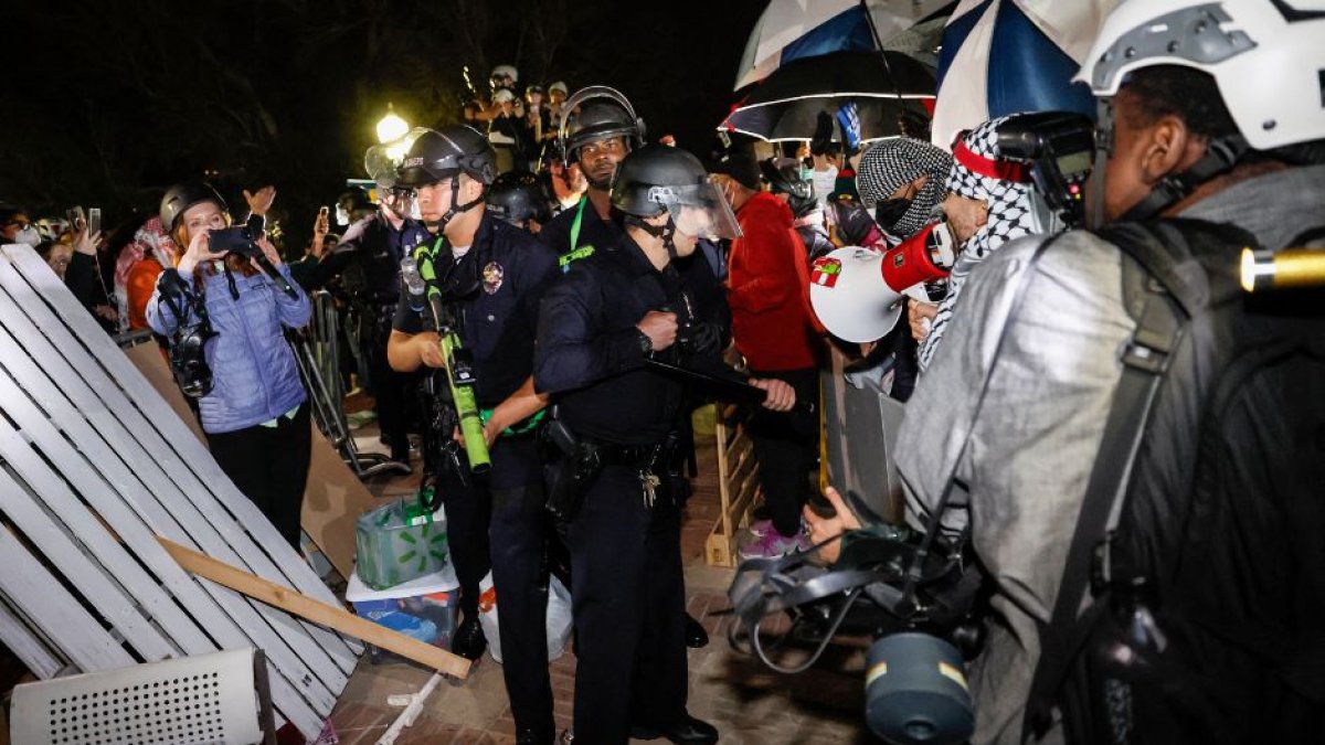 La Policía se abre paso entre los vándalos acampados en la UCLA.