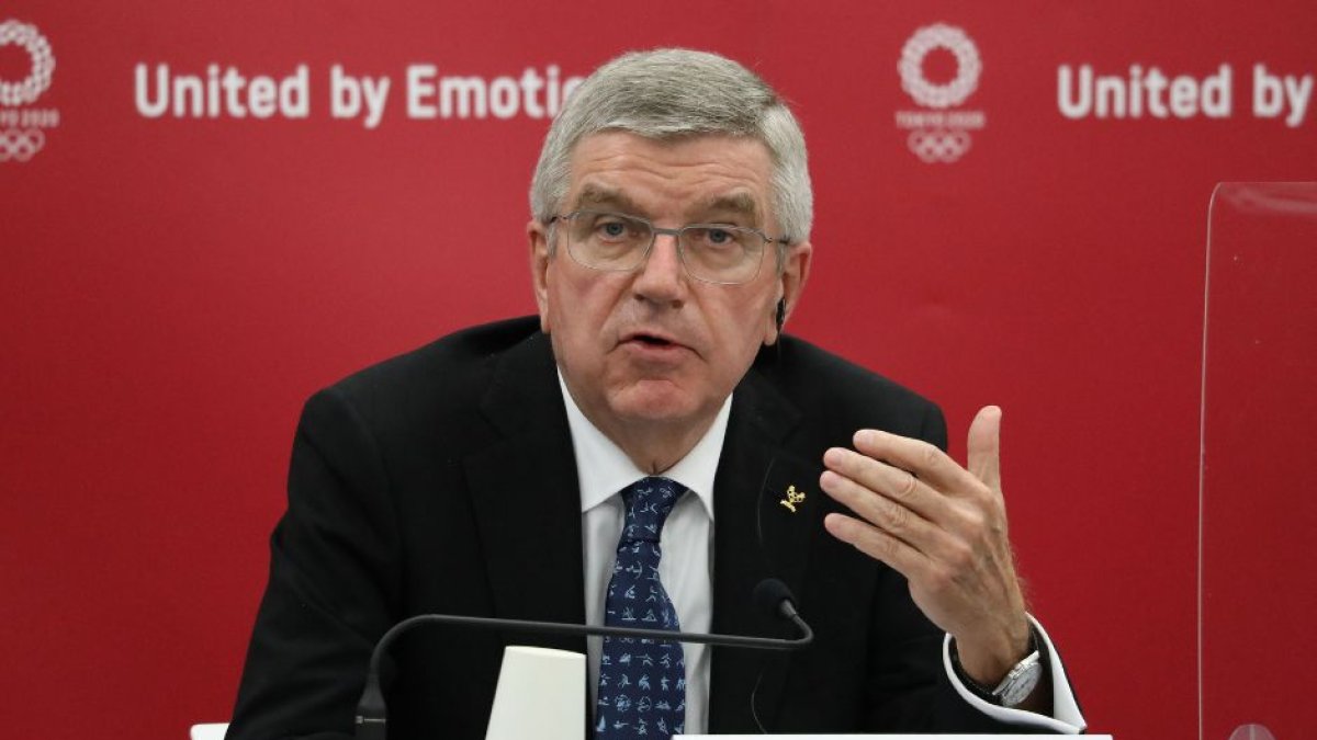 Thomas Bach, Presidente del Comité Olímpico Internacional (COI), habla durante la conferencia de prensa conjunta entre el COI y el Comité Organizador de Tokio de los Juegos Olímpicos y Paralímpicos (Tokio 2020) en Tokio, Japón, 16 de noviembre de 2020.